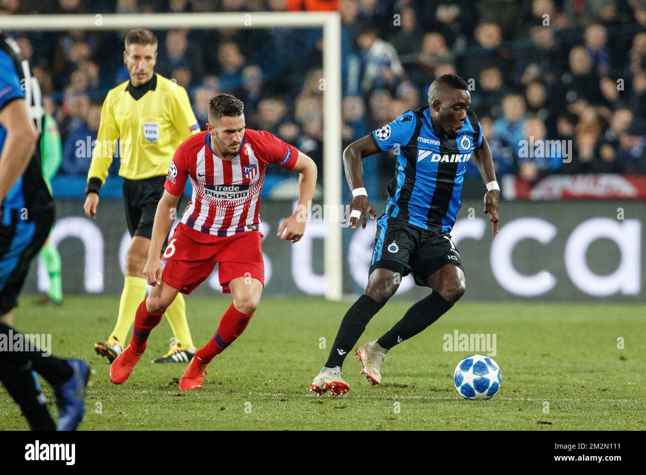 Atletico's 'Koke' Jorge Resurreccion Merodio and Club's Marvelous Nakamba fight for the ball during a game between Belgian soccer team Club Brugge KV and Spanish club Athletico Madrid, in Brugge, Tuesday 11 December 2018, on the sixth and last day of the UEFA Champions League, in the group A. BELGA PHOTO KURT DESPLENTER Stock Photo