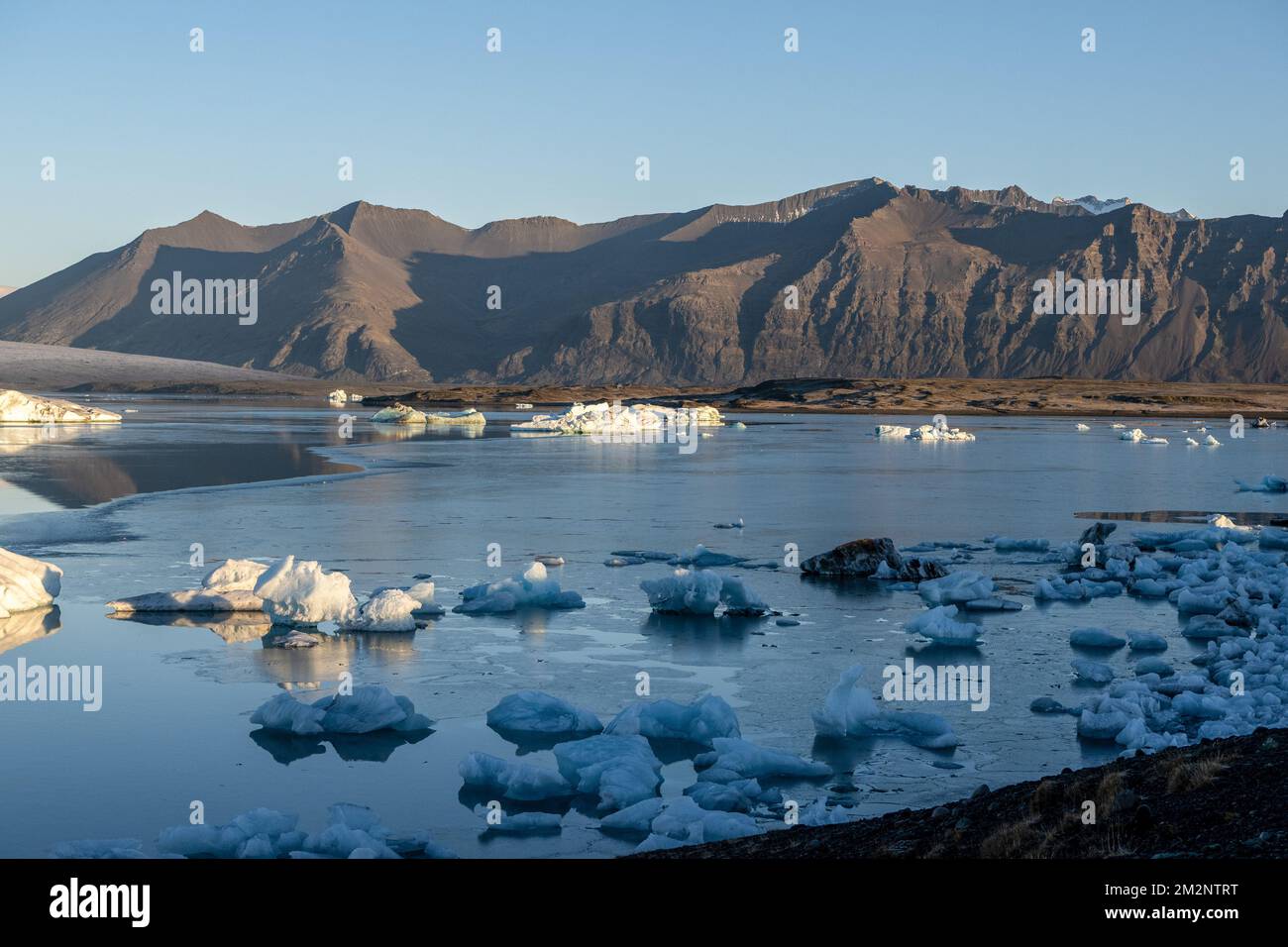 October 18, 2022, JÃ¶kulsÃrlÃ³n, JÃ¶kulsÃrlÃ³n, Iceland: General view of JÃ¶kulsÃrlÃ³n lake with glaciers and small ice formations. JÃ¶kulsÃrlÃ³n is a lake located in southern Iceland, with an area of 20 km2 and a depth of over 200 meters. Until less than 100 years ago, the BreiÃ°amerkurjÃ¶kull glacier (part of the VatnajÃ¶kull glacier) extended even beyond the ring road. Due to rising temperatures, the glacier has retreated, creating this impressive glacial lagoon. (Credit Image: © Jorge Castellanos/SOPA Images via ZUMA Press Wire) Stock Photo