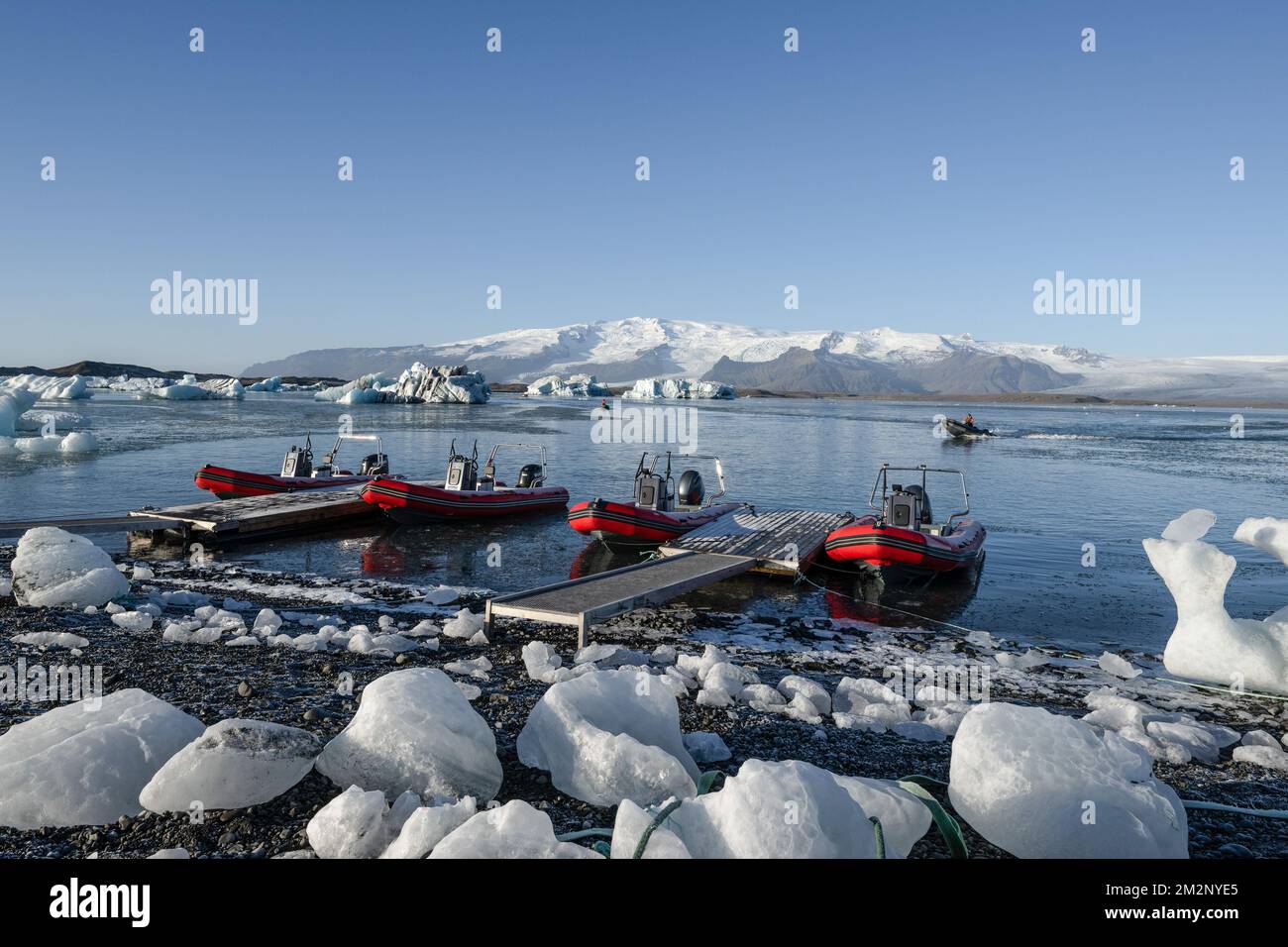 October 19, 2022, JÃ¶kulsÃrlÃ³n, JÃ¶kulsÃrlÃ³n, Iceland: General view of JÃ¶kulsÃrlÃ³n lake with boats, glaciers, and small ice formations. JÃ¶kulsÃrlÃ³n is a lake located in southern Iceland, with an area of 20 km2 and a depth of over 200 meters. Until less than 100 years ago, the BreiÃ°amerkurjÃ¶kull glacier (part of the VatnajÃ¶kull glacier) extended even beyond the ring road. Due to rising temperatures, the glacier has retreated, creating this impressive glacial lagoon. (Credit Image: © Jorge Castellanos/SOPA Images via ZUMA Press Wire) Stock Photo