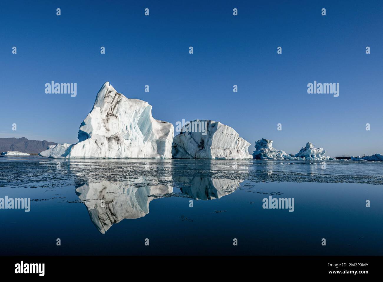 October 19, 2022, JÃ¶kulsÃrlÃ³n, JÃ¶kulsÃrlÃ³n, Iceland: General view of Icebergs visible floating on the waters of Lake JÃ¶kulsÃrlÃ³n. JÃ¶kulsÃrlÃ³n is a lake located in southern Iceland, with an area of 20 km2 and a depth of over 200 meters. Until less than 100 years ago, the BreiÃ°amerkurjÃ¶kull glacier (part of the VatnajÃ¶kull glacier) extended even beyond the ring road. Due to rising temperatures, the glacier has retreated, creating this impressive glacial lagoon. (Credit Image: © Jorge Castellanos/SOPA Images via ZUMA Press Wire) Stock Photo