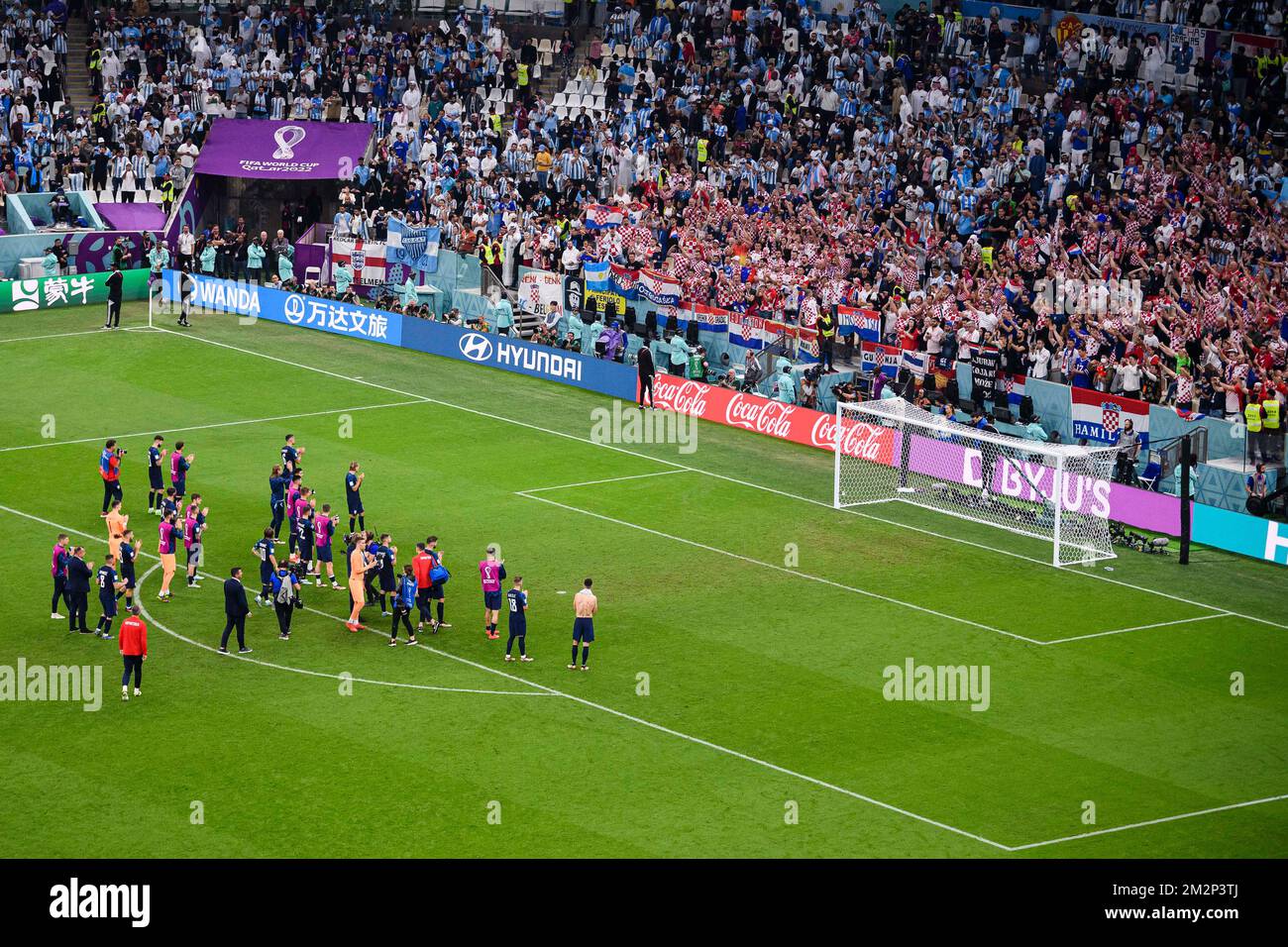 Талғампаз әйелдердің эротикалық фотосуреттері Басынан аяғына дейін шәуетпен жабылған