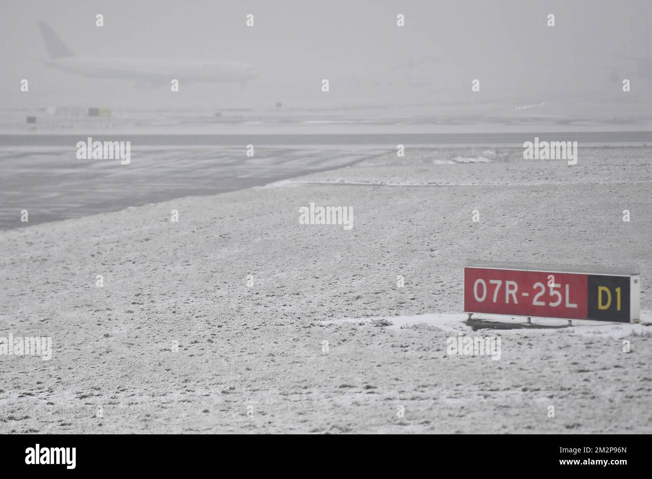 Illustration picture shows a very low visibility on the pist 07R-25L on the tarmac of Brussels Airport, Belgium, Wednesday 30 January 2019. A new snow streak has touched Belgium. BELGA PHOTO DIRK WAEM  Stock Photo