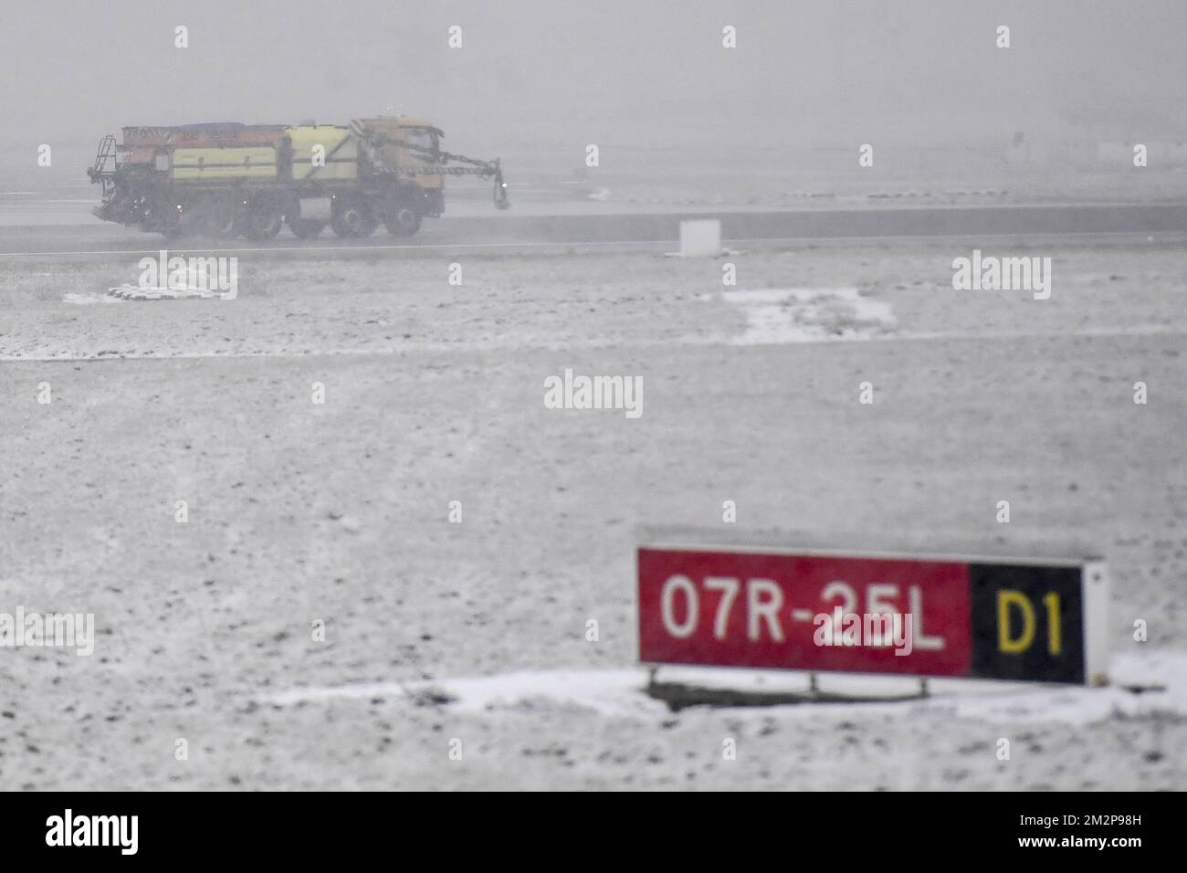 Illustration picture shows a very low visibility on the pist 07R-25L on the tarmac of Brussels Airport, Belgium, Wednesday 30 January 2019. A new snow streak has touched Belgium. BELGA PHOTO DIRK WAEM  Stock Photo