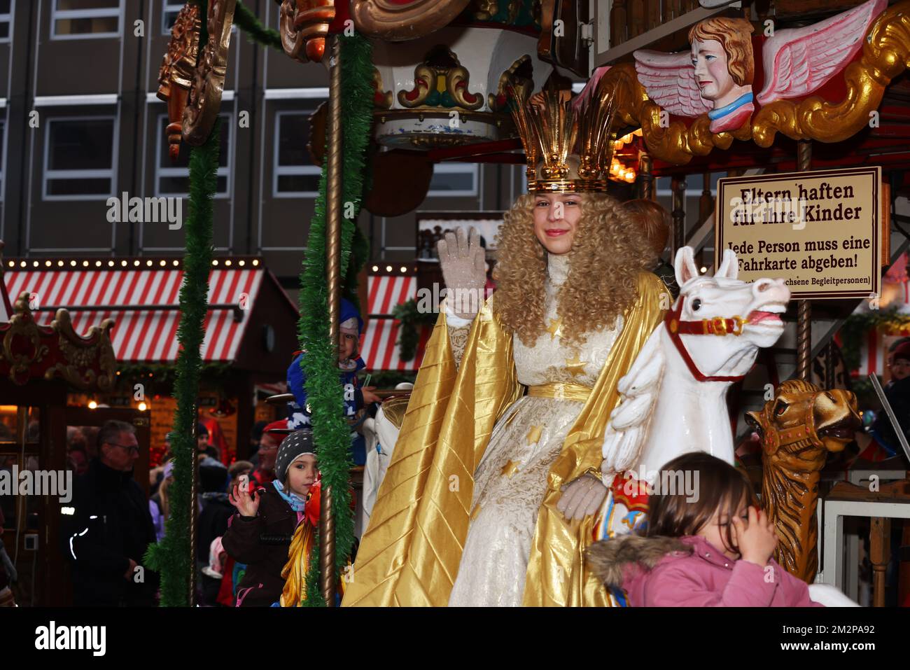 Engel, Christkindl, Nürnberg, Nürnberger Weihnachtsmarkt, Nürnberger Christkindlesmarkt, Engeln, Anhänger, Kugeln, Glühwein und vielen Grillsachen! Stock Photo