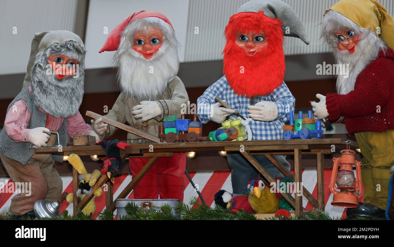 Zwerge, Bart, Arbeit,  Kinderweihnachtsmarkt,  Nürnberg, Nürnberger Weihnachtsmarkt, Nürnberger Christkindlesmarkt, Engel, Anhänger, Kugel, Glühwein, Stock Photo