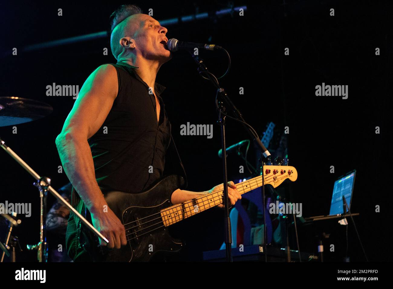 Oxford, United Kingdom. 12th, December 2022. The English post-punk band The Membranes performs a live concert at the O2 Academy Oxford in Oxford. Here singer and bass player John Robb is seen live on stage. (Photo credit: Gonzales Photo – Per-Otto Oppi). Stock Photo