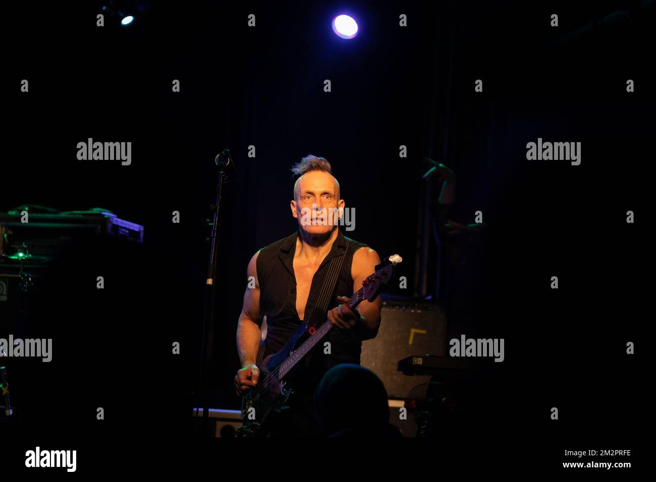 Oxford, United Kingdom. 12th, December 2022. The English post-punk band The Membranes performs a live concert at the O2 Academy Oxford in Oxford. Here singer and bass player John Robb is seen live on stage. (Photo credit: Gonzales Photo – Per-Otto Oppi). Stock Photo