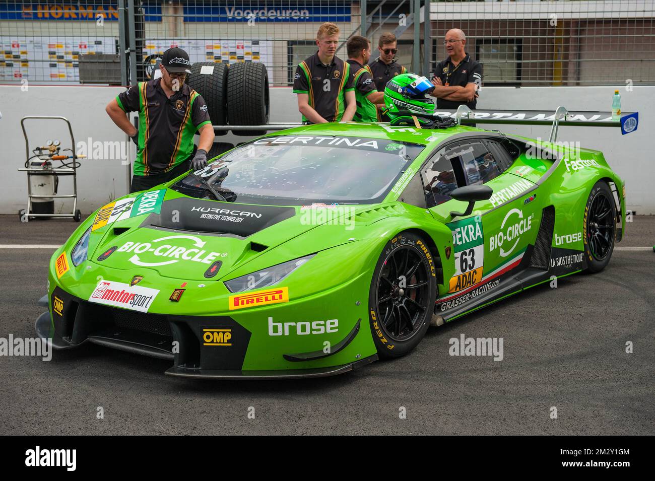 Huracan GT3 with race team race mechanic race engineer in