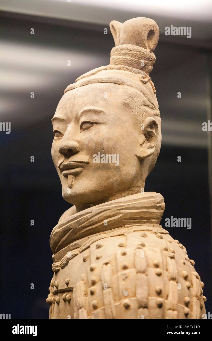 The kneeling archer figure, made from Chinese terracotta clay, excavated from Pit 2 and now on display to tourists in that building. The Terracotta Army at Emperor Qinshihuang's Mausoleum Site Museum in Xi'An. PRC. China. (125) Stock Photo