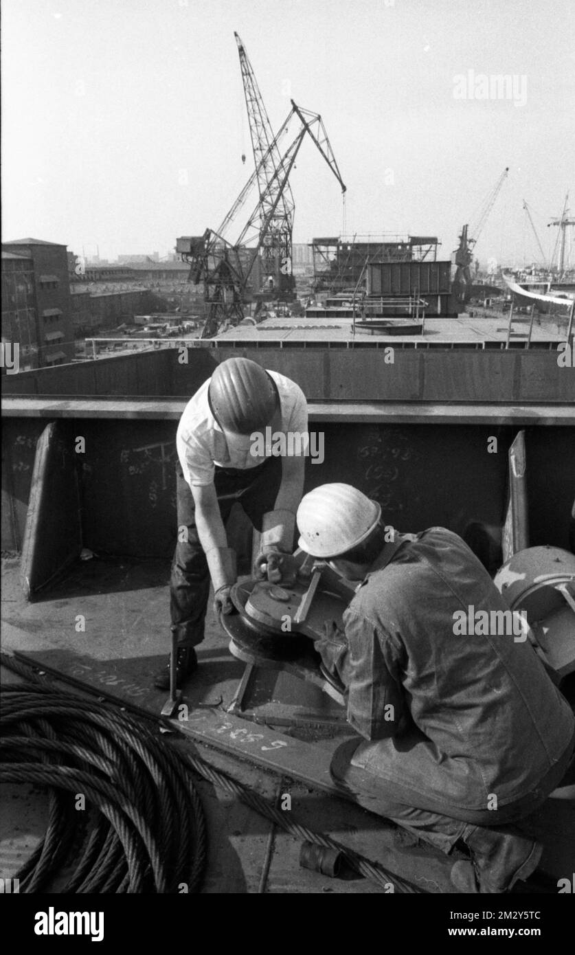 Work at the Port of Hamburg and Howaldtswerke Hamburg, HDW) in 1970