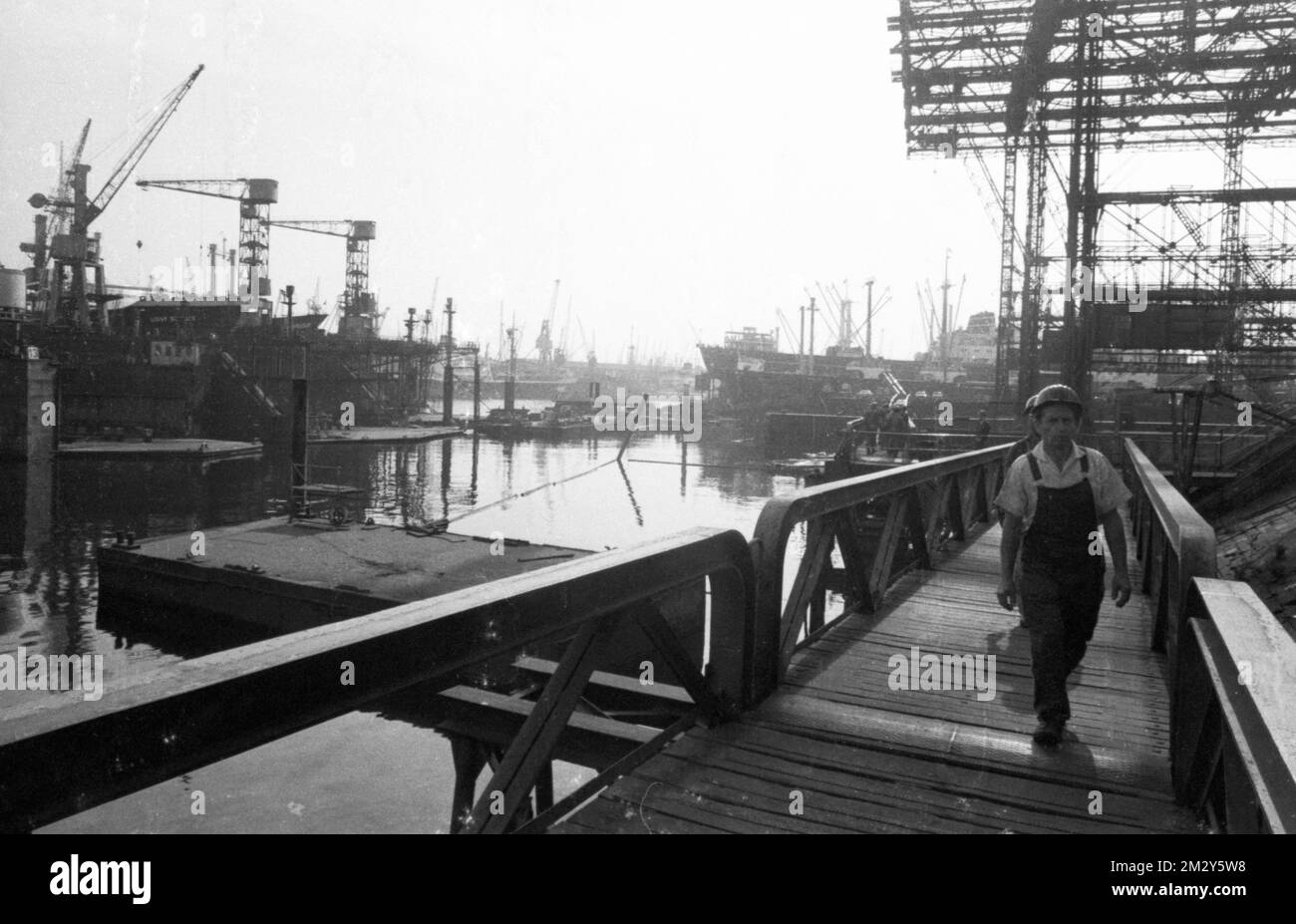 Work at the Port of Hamburg and Howaldtswerke Hamburg, HDW) in 1970