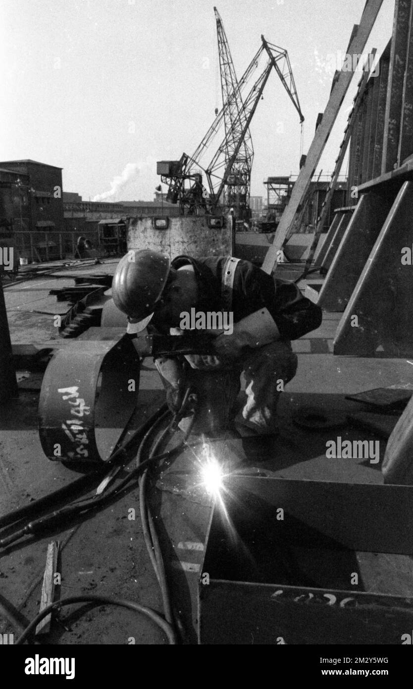 Work at the Port of Hamburg and Howaldtswerke Hamburg, HDW) in 1970