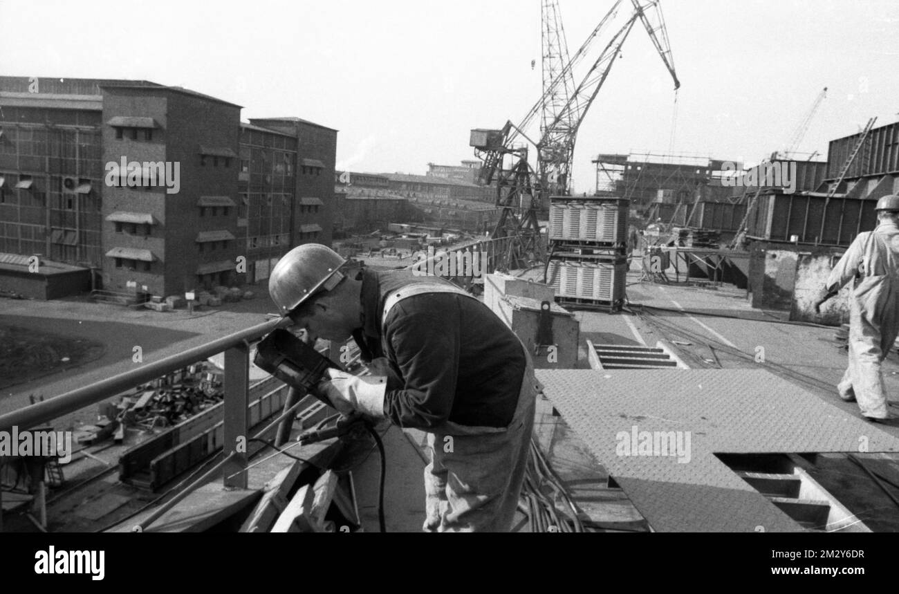 Work at the Port of Hamburg and Howaldtswerke Hamburg, HDW) in 1970