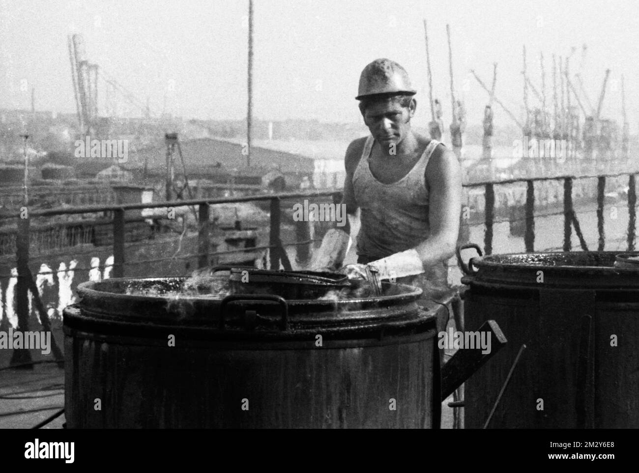 Work at the Port of Hamburg and Howaldtswerke Hamburg, HDW) in 1970