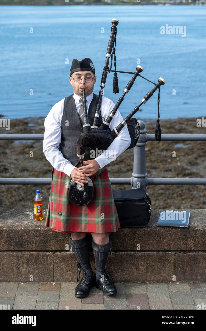 Piper, bagpiper, bagpipe player, bagpipes, Scotland, Great Britain