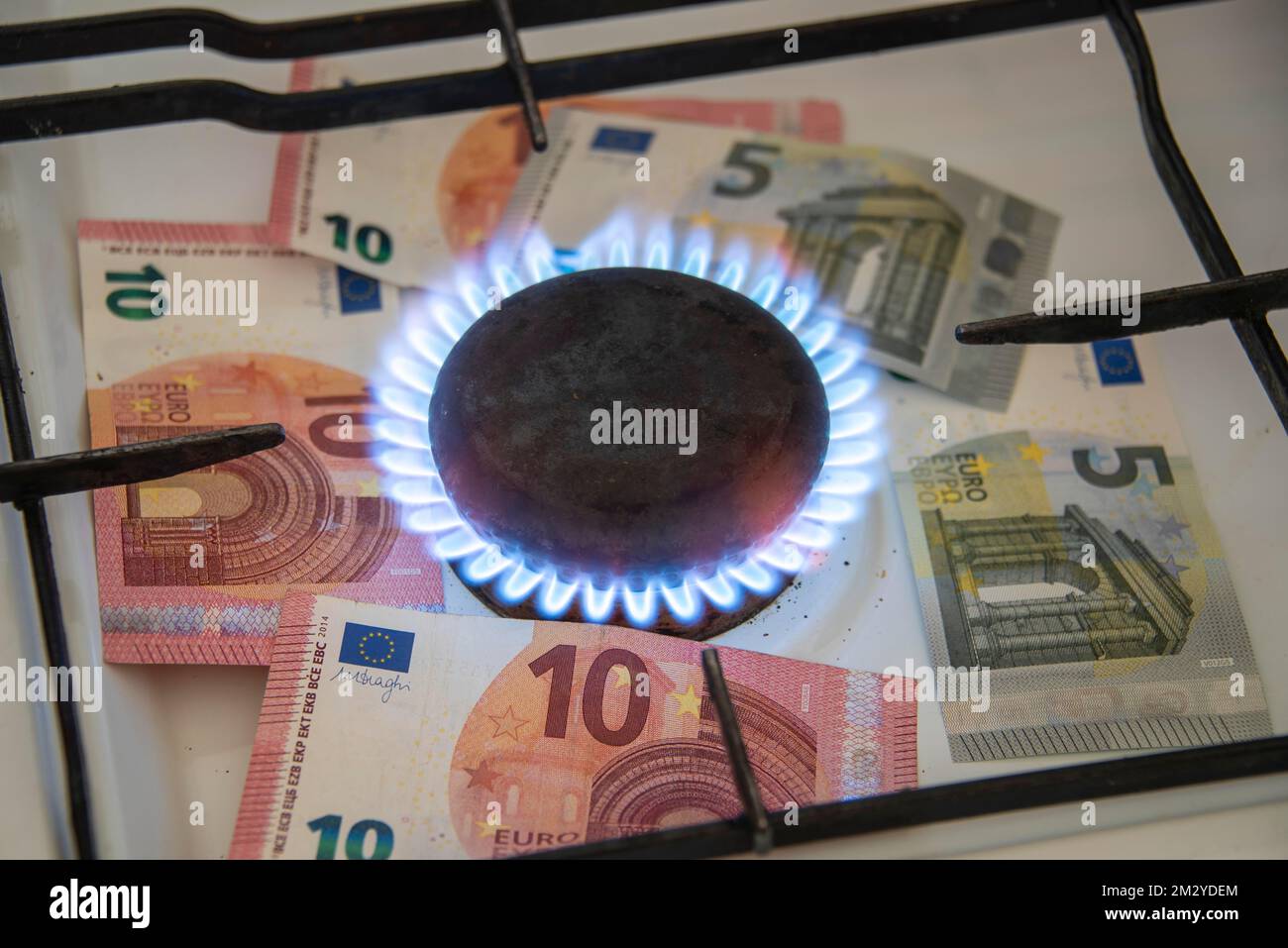 Gas flame, gas cooker, banknotes, symbolic image, Germany Stock Photo