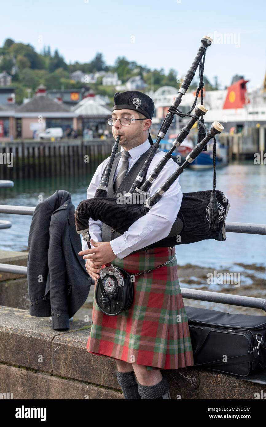 Piper, bagpiper, bagpipe player, bagpipes, Scotland, Great Britain