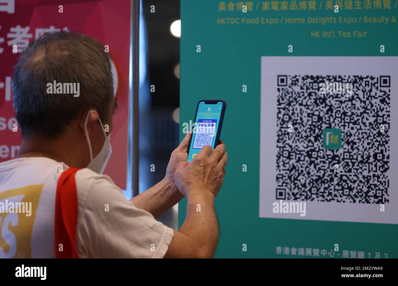 People scan the QR code of the exhibition hall and are to show their