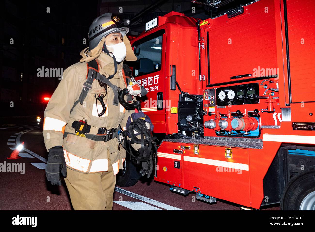 Tokyo, Japan. 14th Dec, 2022. Tokyo Metropolitan Fire Department (æ  ±äº¬æ¶ˆé˜²åº ) Firefighters work to extinguish a late evening fire in a  residential apartment complex in the Ebisu neighborhood of Tokyo. First