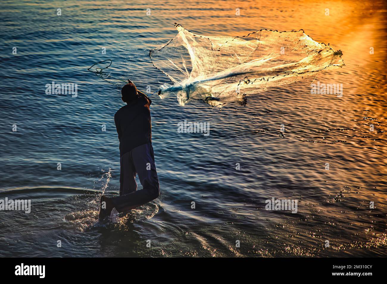 Casting net ocean hi-res stock photography and images - Alamy