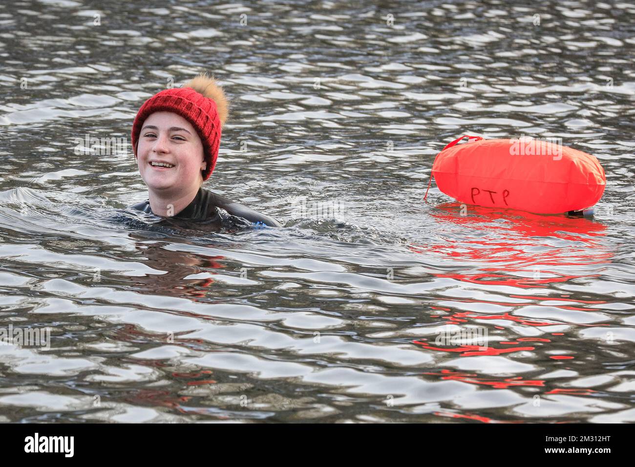 London, UK. 14th Dec, 2022. Swimmer Caitlin keeps warm with a bobble