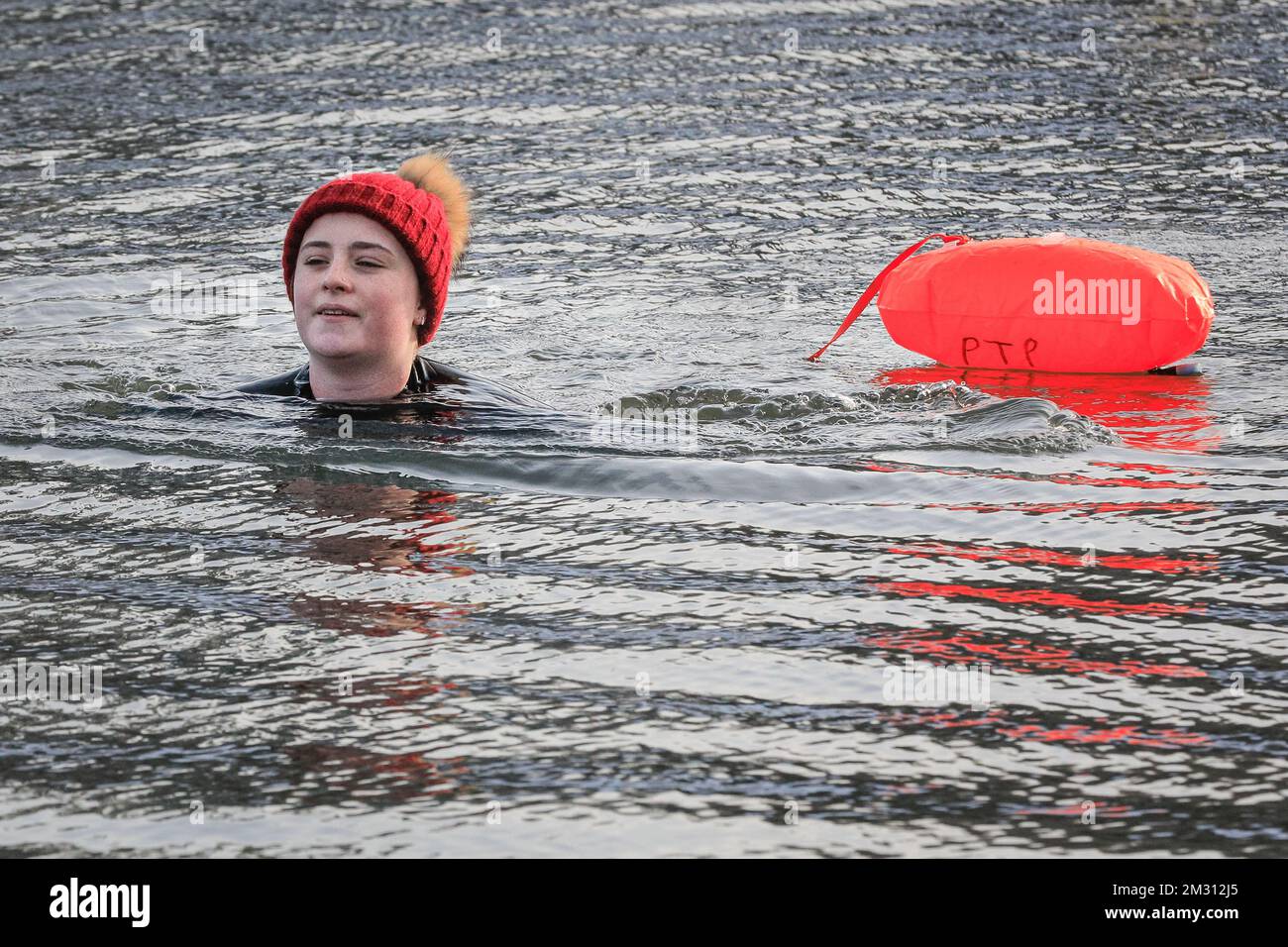 London, UK. 14th Dec, 2022. Swimmer Caitlin keeps warm with a bobble