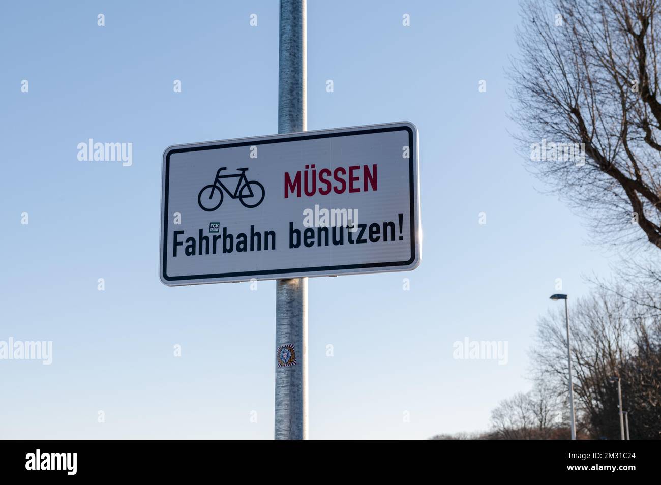 Schild Radfahrer müssen die Fahrbahn benutzen Stock Photo