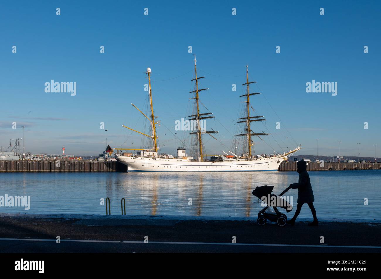 Das Segelschulschiff Gorch Fock der Deutschen Marine im Winter an seinem Liegeplatz in Kiel im Marinehafen Stock Photo