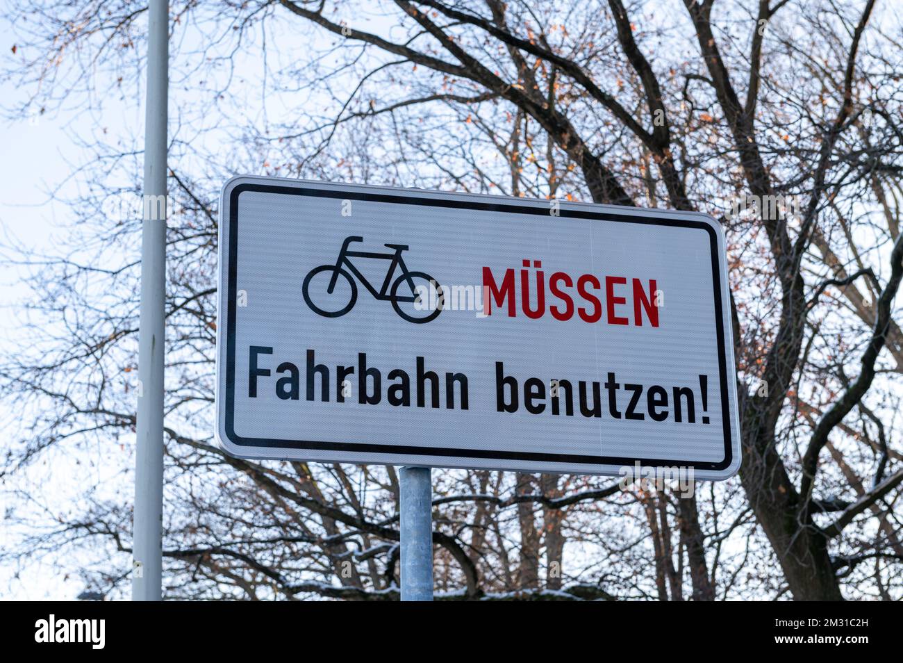 Schild Radfahrer müssen die Fahrbahn benutzen Stock Photo Alamy