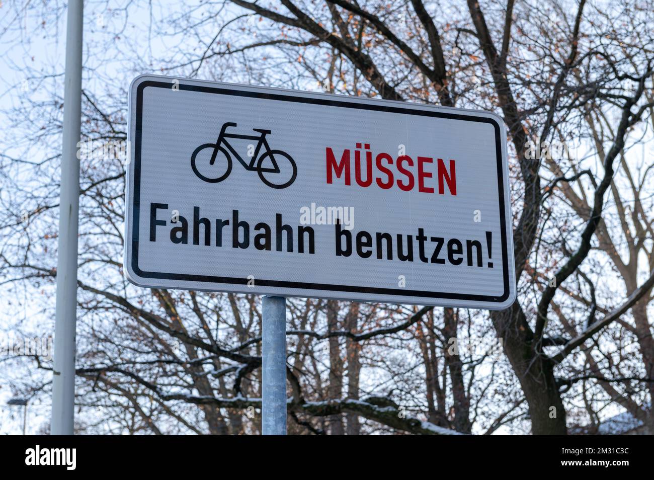 Schild Radfahrer müssen die Fahrbahn benutzen Stock Photo Alamy