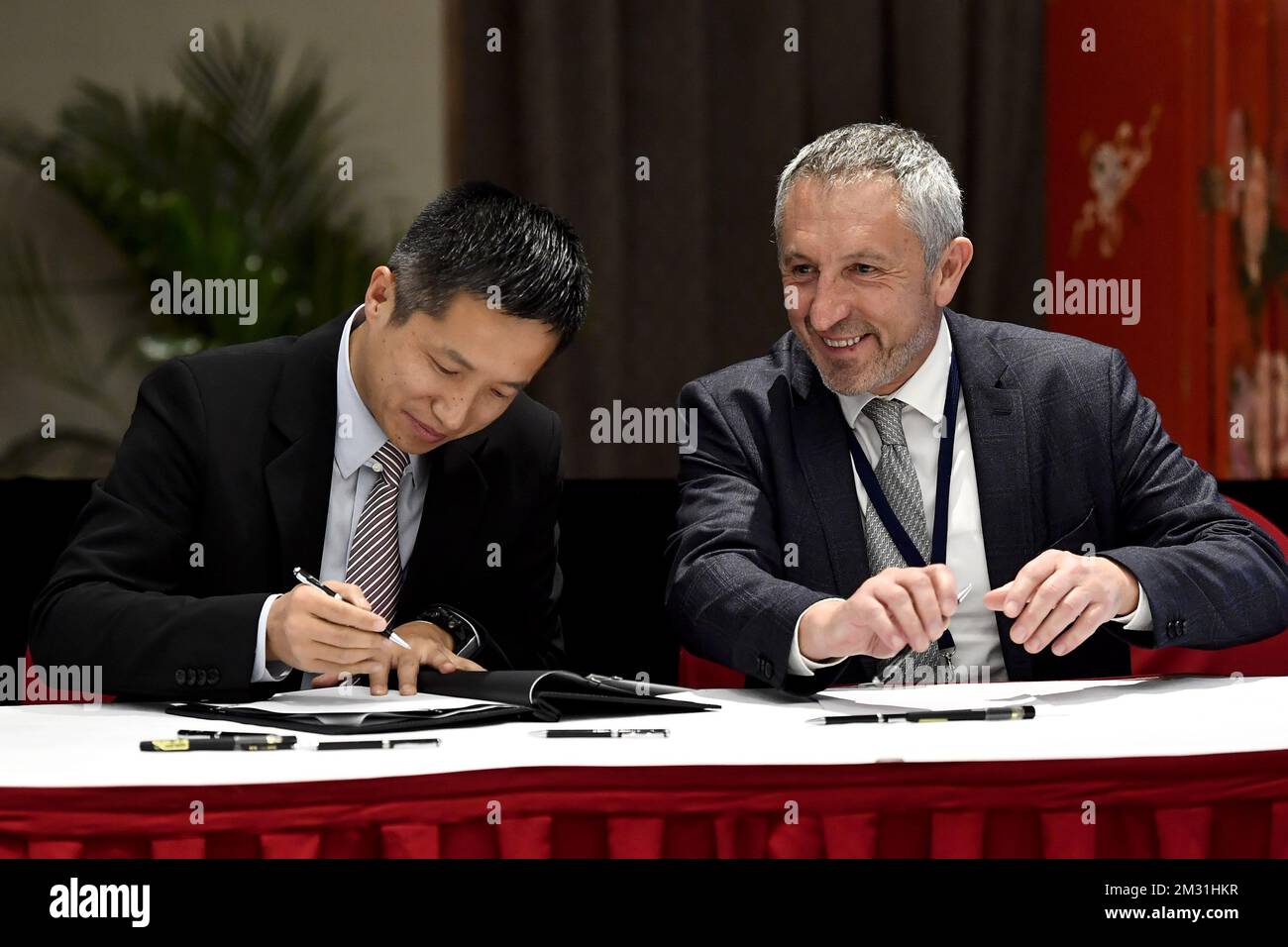 Xiaoyu Ma, Head of government relation and public affair, Alibaba Cloud and Luc Partoune, CEO Liege Airport pictured during a signing ceremony on the first day of a Belgian economic trade mission to China, Monday 18 November 2019. Several federal and regional ministers accompany the princess on an economic mission to China from 18 to 23 November. BELGA PHOTO DIRK WAEM Stock Photo