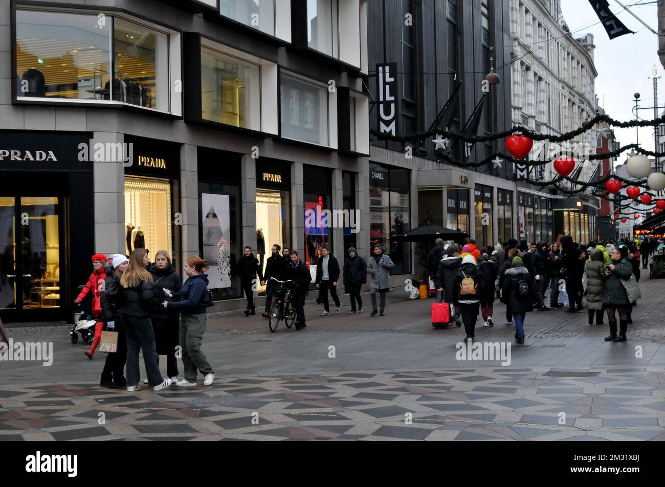 Copenhagen/Denmark/14 December 2022/ Christmas shoppers and visitors ...