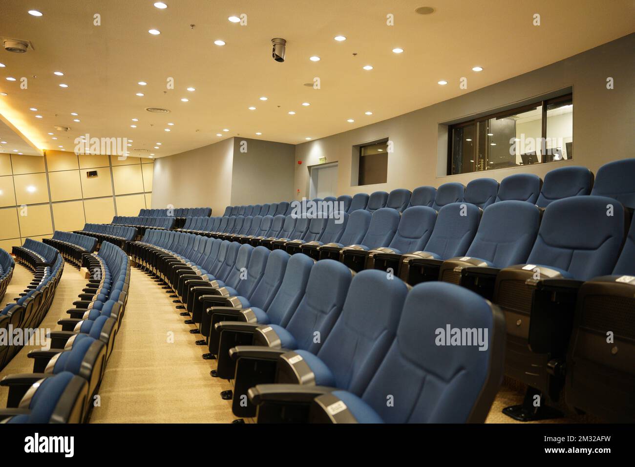 Huge and luxurious University auditorium chairs. Blue theatre chairs Stock Photo Alamy