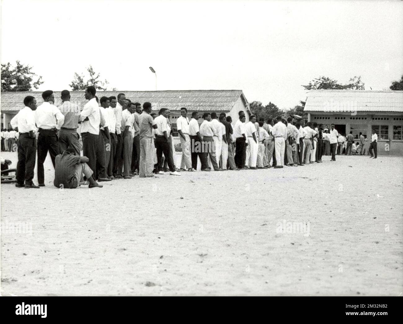 19600630 - LEOPOLDVILLE, CONGO: Men wait in line during election voting on 25 May 1960 in Leopoldville, Congo. Stock Photo