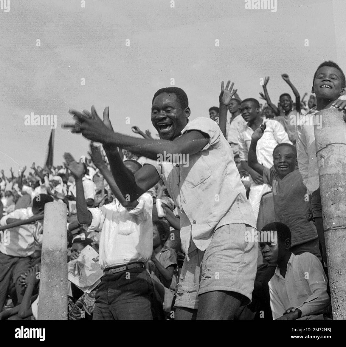 19600701 LEOPOLDVILLE, CONGO A crowd of Congolese people watch the