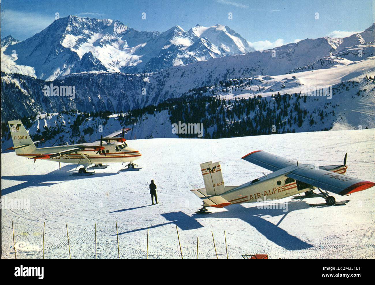 Aeroplani - De Havilland Canada Wideroe DHC-6 Twin Otter è un aereo bimotore turboelica plurimpiego (anni 70) Pilatus PC-6 Porter è un aereo da trasportoutility monomotore ad ala alta con capacità STOL, prodotto dall'azie Stock Photo