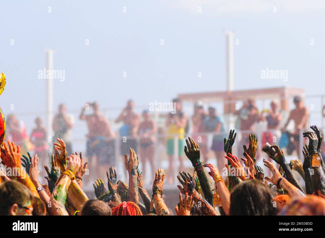 Happy crowd young people hi-res stock photography and images - Alamy