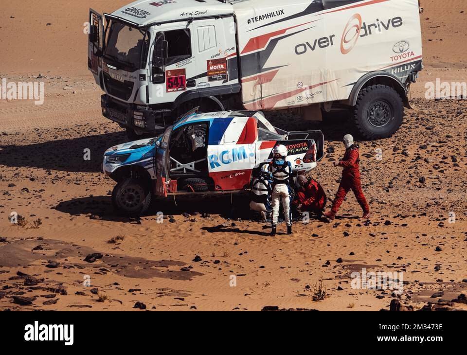 Driver Dave Berghmans and his truck with the assistance in the dune during the third stage of the Dakar Rally 2021 around Wadi Ad-Dawasir, in Saudi Arabia, Tuesday 05 January 2021. BELGA PHOTO ERIC DUPAIN Stock Photo