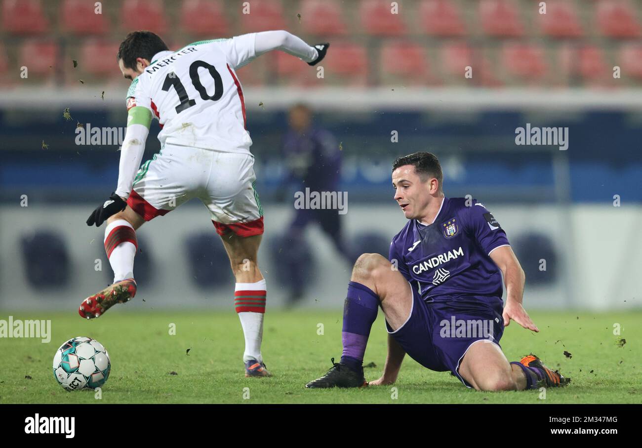 OHL's Xavier Mercier and Anderlecht's Josh Cullen fight for the