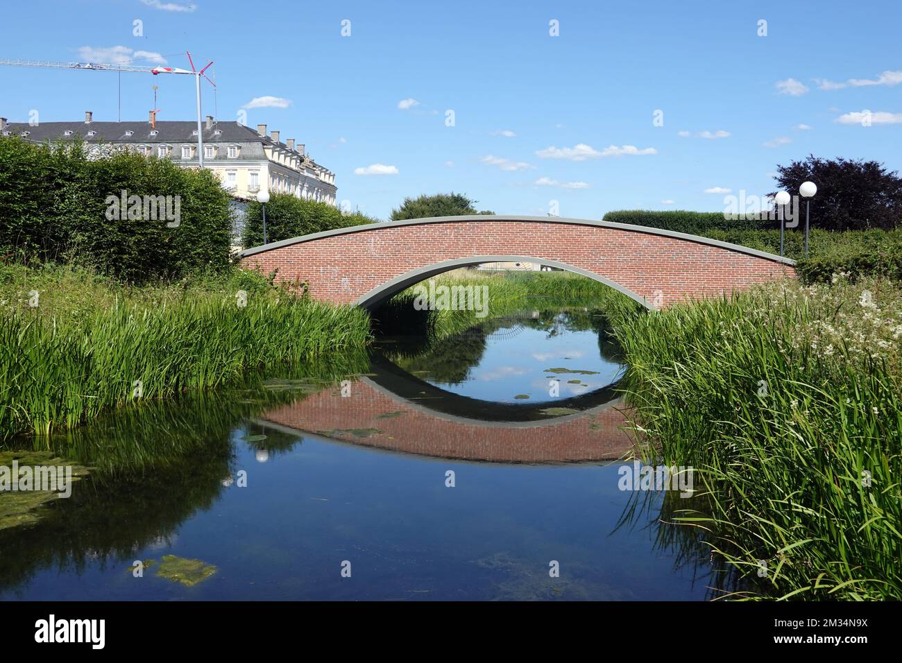 Wassergraben mit Bogenbrücke im Schlosspark von Schloss Augustusburg, Nordrhein-Westfalen, Deutschland, Brühl Stock Photo