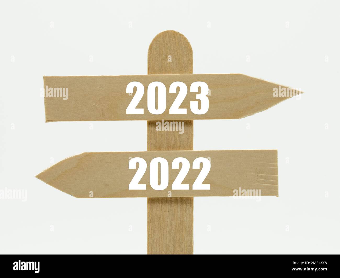 Cartel indicador de madera con el año 2023 hacia adelante y 2022 para atrás Stock Photo