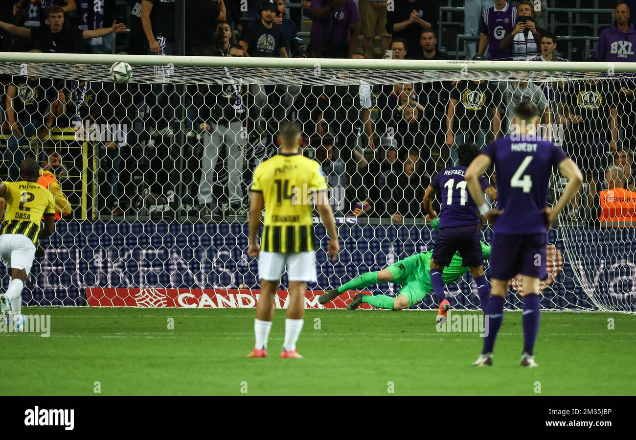 Anderlecht's Lior Refaelov misses a penalty during the match between Belgian soccer team RSCA Anderlecht and Dutch team SBV Vitesse Arnhem, in Brussels, Thursday 19 August 2021, first leg of the Play off for the Conference League. BELGA PHOTO DAVID PINTENS Stock Photo