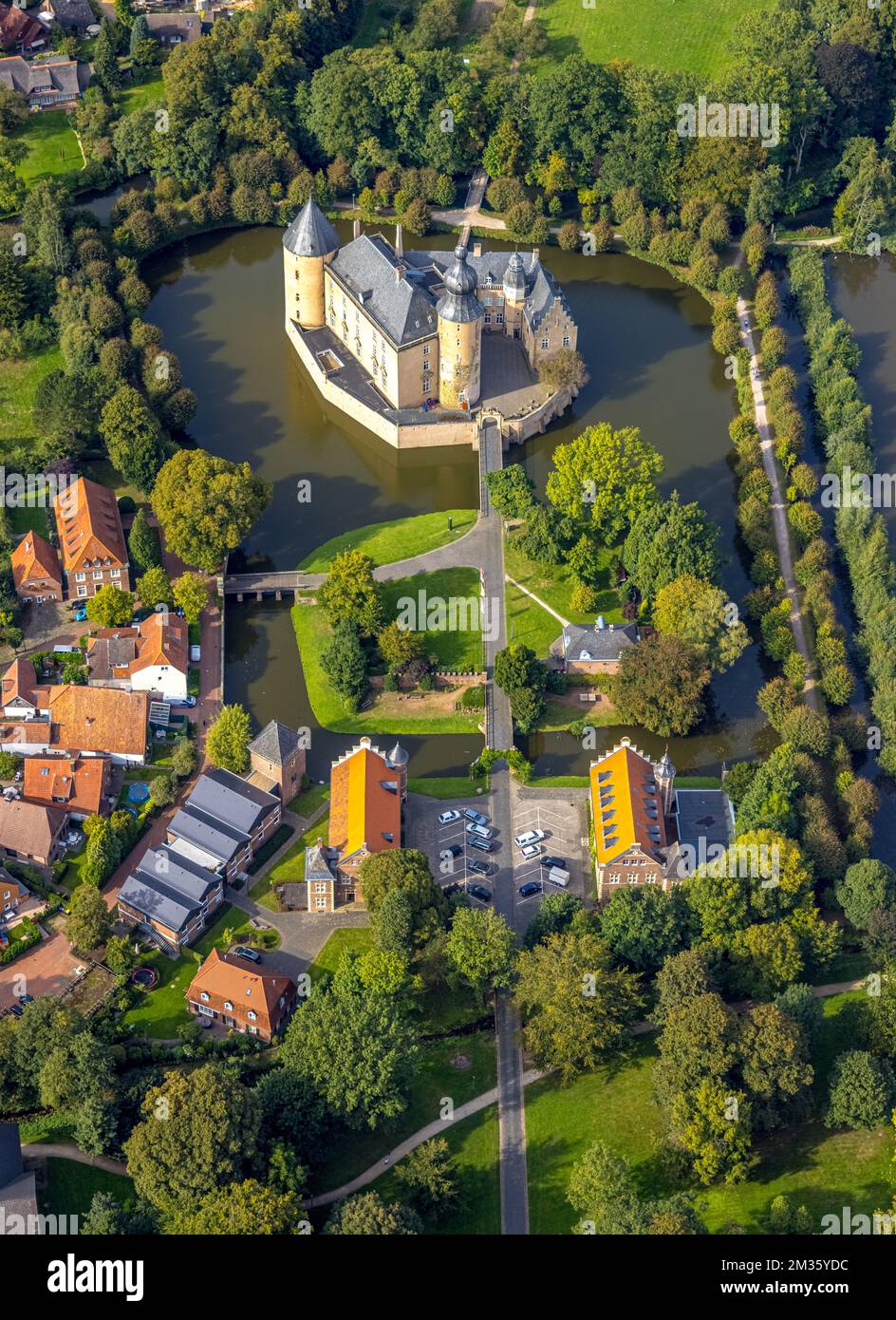 Burg Gemen in Borken, Münsterland, Nordrhein-Westfalen | water castle Burg  Gemen in Borken, North Rhine-Westphalia, Germany Stock Photo - Alamy