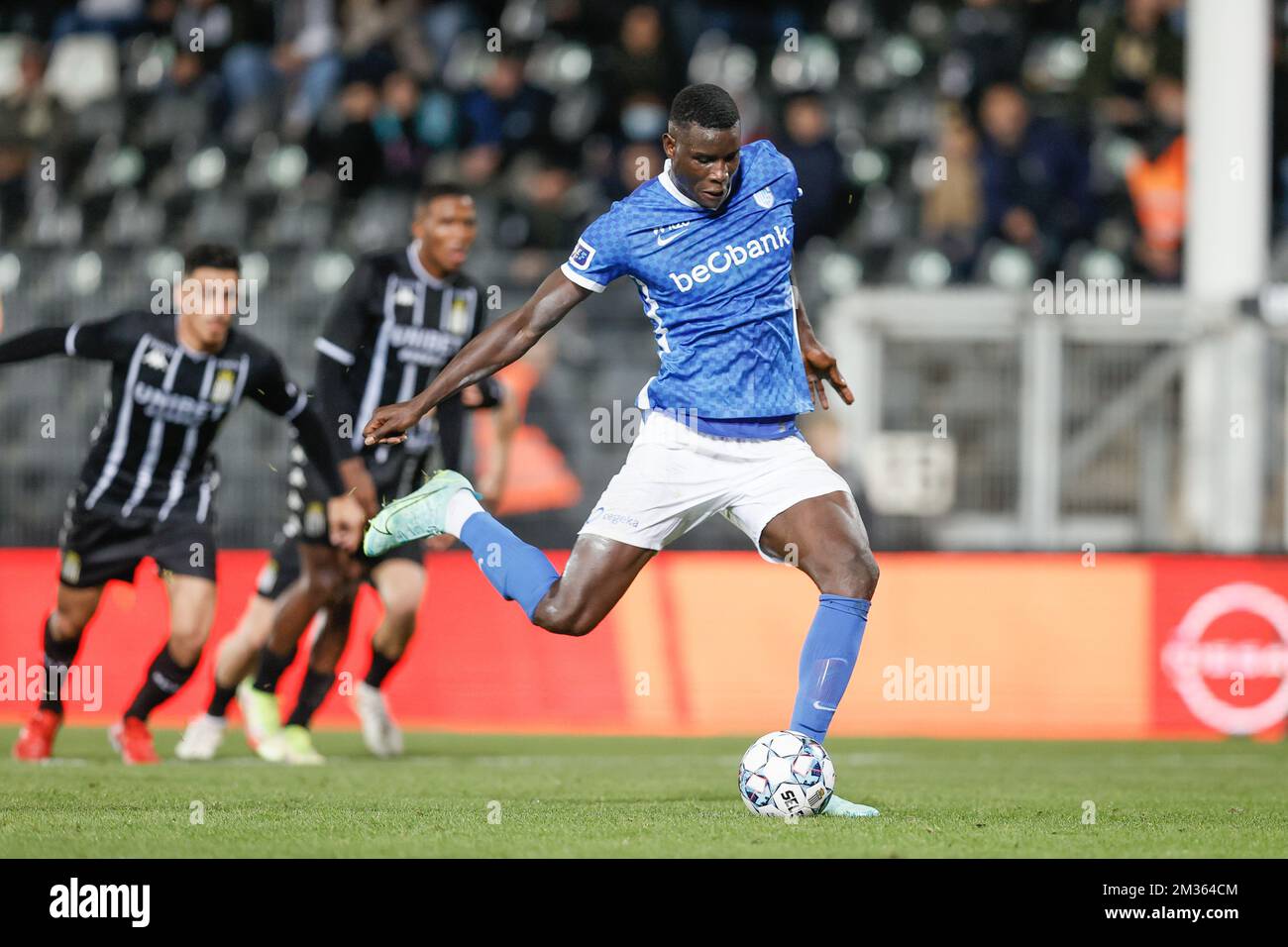 Genk's Paul Onuachu misses a penalty during a soccer match between Sporting Charleroi and KRC Genk, Sunday 17 October 2021 in Charleroi, on day 11 of the 'Jupiler Pro League' first division of the Belgian championship. BELGA PHOTO BRUNO FAHY Stock Photo