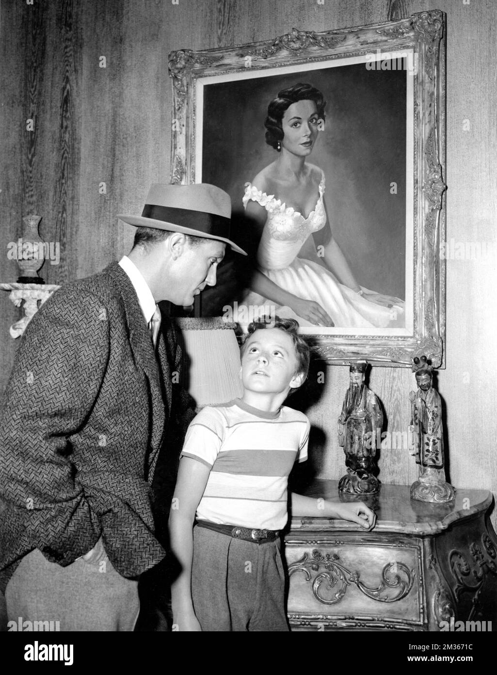 ROBERT STACK as Mark McPherson and JOHNNY WASHBROOK next to painting of DANA WYNTER as Laura Hunt in the one hour mini-feature remake of LAURA / aka A PORTRAIT OF MURDER 1955 director JOHN BRAHM novel Vera Caspary adapted by Mel Dinelli produced by Otto Lang for the 20th Century-Fox Hour US TV Series (1955-57) aired on TV on October 19th 1955 and released in other territories as a cinema featurette publicity for Twentieth Century Fox Stock Photo