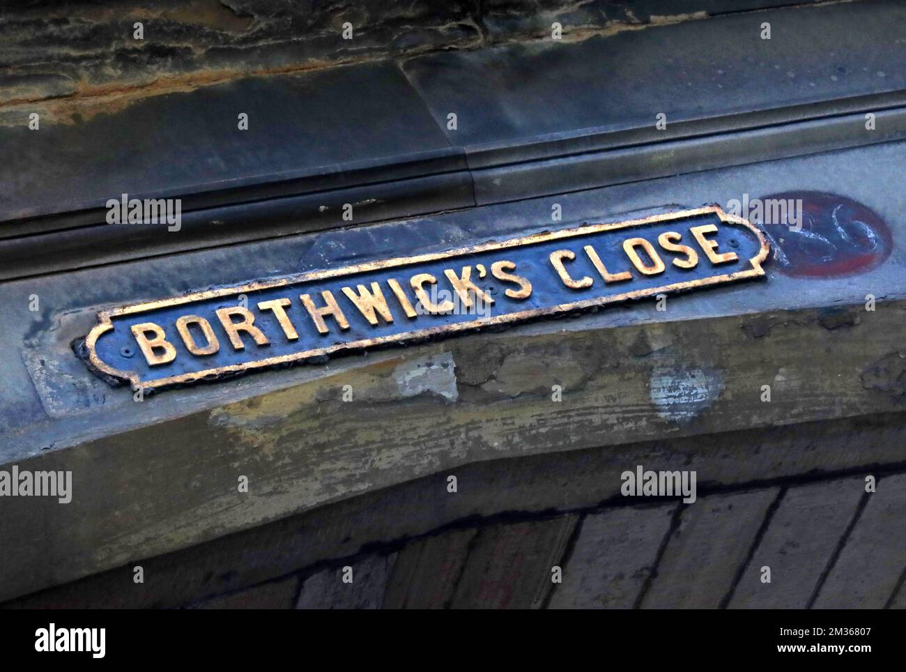 Borthwicks Close, Royal Mile, Edinburgh old town, Lothian, Scotland, UK, EH1 1TB - 1450 Stock Photo