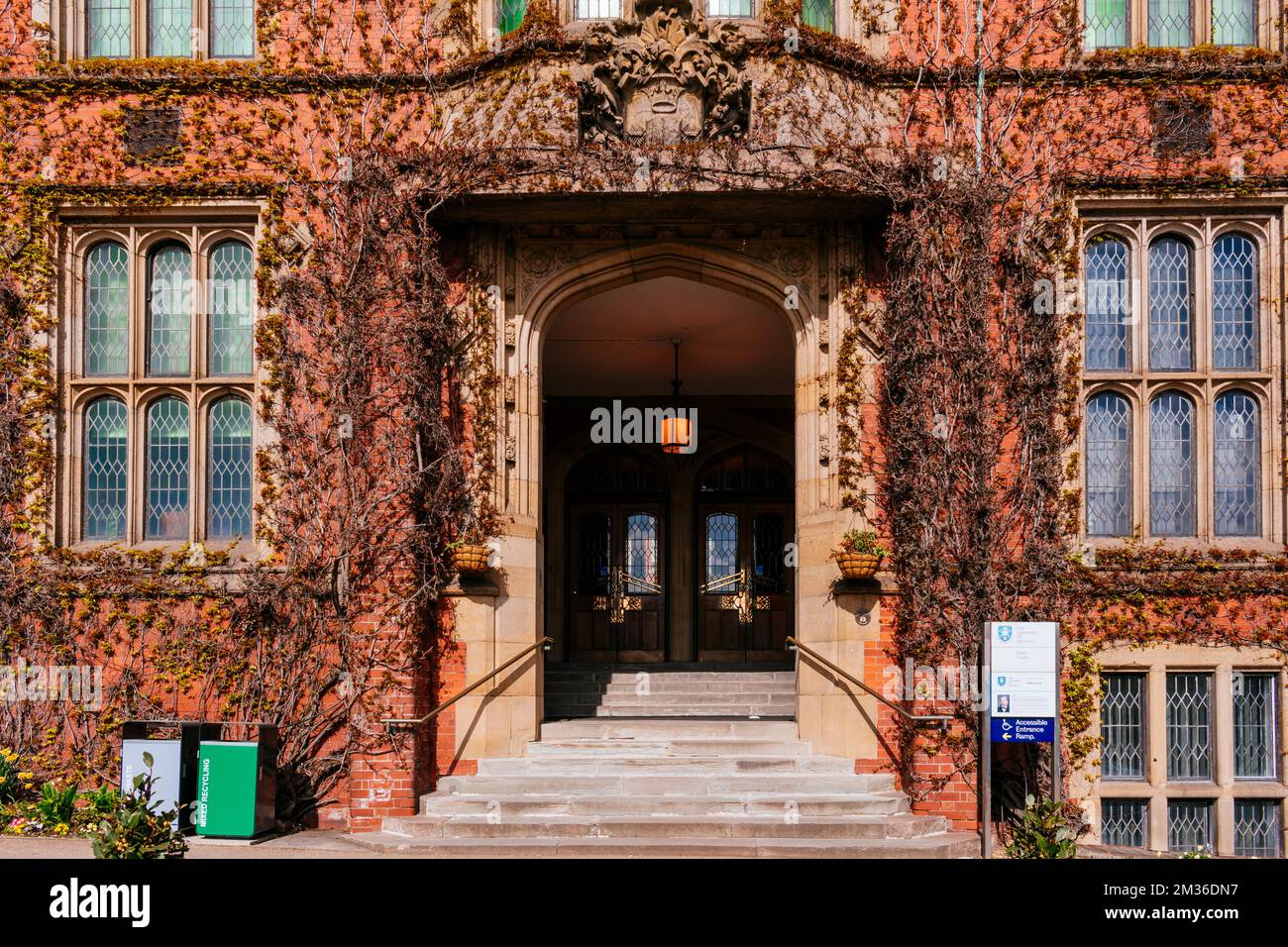 Firth Court is a Grade II listed Edwardian red-brick building that forms part of the Western Bank Campus of the University of Sheffield, it is the mai Stock Photo