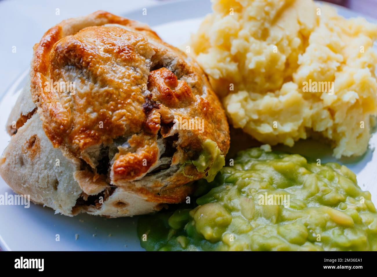 Traditional english cuisine. Steak ale pie, Mashed Potato and Mushy Peas. The Nottingham House. Sheffield, South Yorkshire, Yorkshire and the Humber, Stock Photo