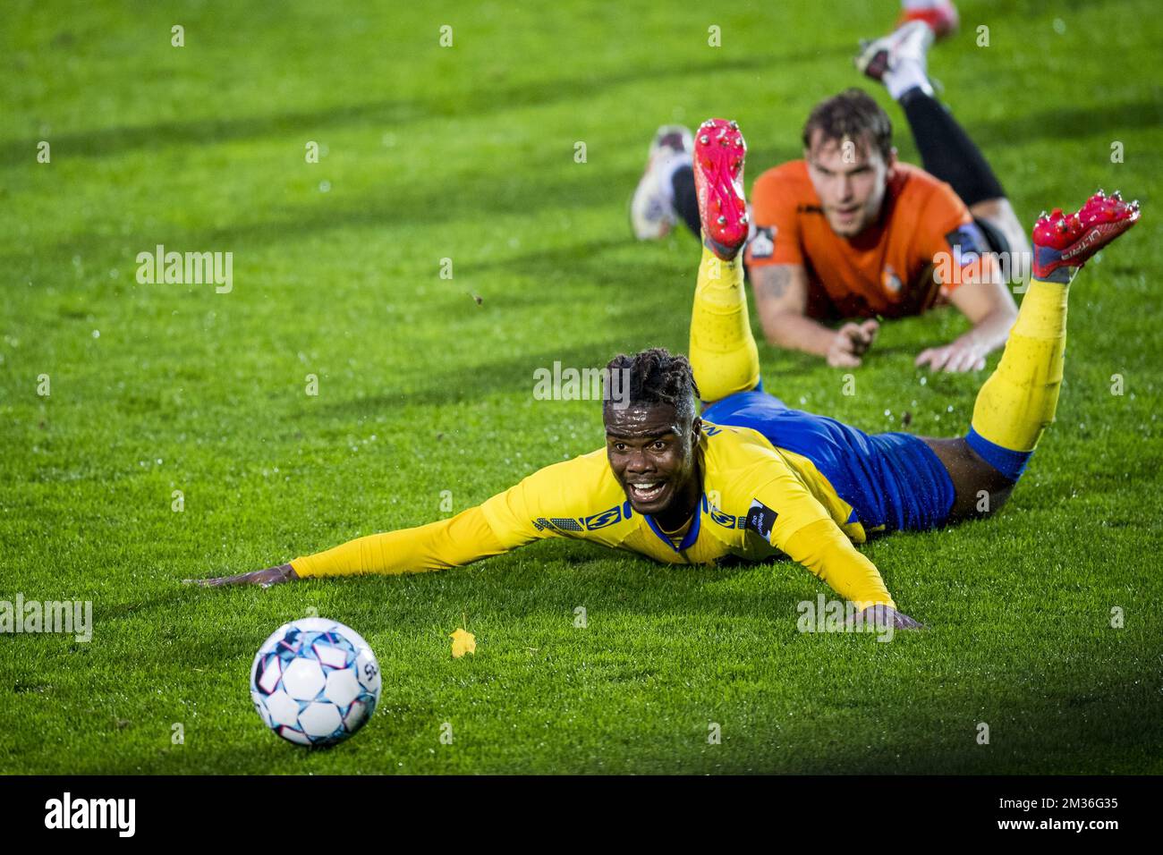 Westerlo's Kouya Mabea and Deinze's Lennart Mertens fight for the ball during a soccer match between KMSK Deinze and KVC Westerlo, Sunday 31 October 2021 in Deinze, on day 10 of the '1B Pro League' second division of the Belgian soccer championship. BELGA PHOTO JASPER JACOBS Stock Photo