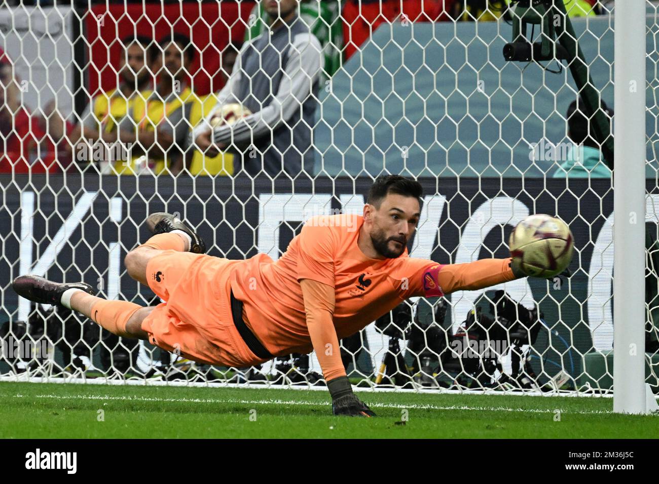DOHA (QATAR), 12/14/2022 - WORLD CUP/FRANCE vs MOROCCO - Goalkeeper LLORIS Hugo of France makes a save in the match between the selections of France vs Morocco, for the semifinal of the World Cup Qatar 2022/Fifa, at Al Bayt Stadium, in Doha, this Wednesday (14). Photo by Alexandre Brum/Ag. frame 31119 (Alexandre Brum/Ag. Enquadrar/SPP) Credit: SPP Sport Press Photo. /Alamy Live News Stock Photo